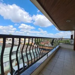 Varanda com grade escura oferecendo uma vista panorâmica.