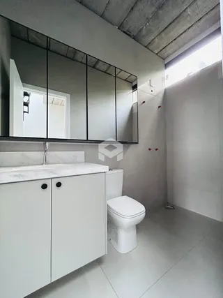 Foto de um banheiro moderno com armário e vaso sanitário.