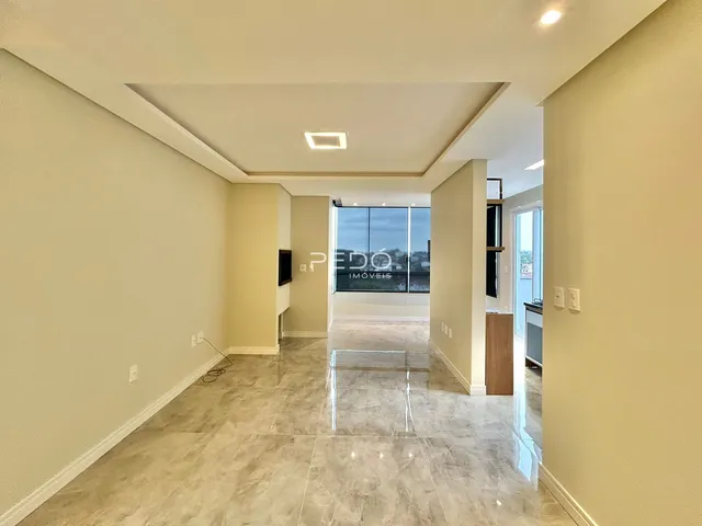 Hall de entrada com piso de porcelanato claro e paredes em tom neutro.