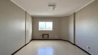 Foto de uma sala de estar ampla com piso de madeira clara.