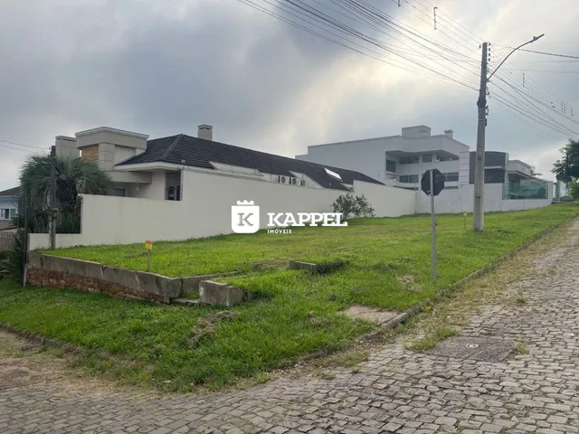 Fachada de uma residência com jardim gramado em Lajeado, Brasil.