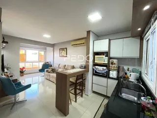 Sala de estar com paredes brancas e piso claro.