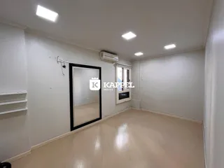 Foto de um cômodo interno com piso claro e ar-condicionado instalado.