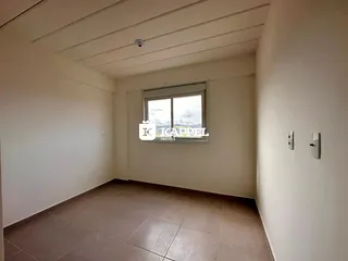 Sala de estar com piso de cerâmica e janela, mostrando o interior da residência.