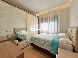 Quarto com cama grande e armário espelhado em um imóvel.