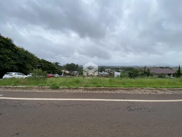 Vista externa de uma propriedade com vegetação ao fundo.