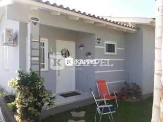 Fachada de uma casa em Lajeado, Brasil, com jardim na frente.