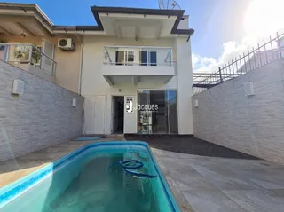 Fachada de um imóvel com piscina.