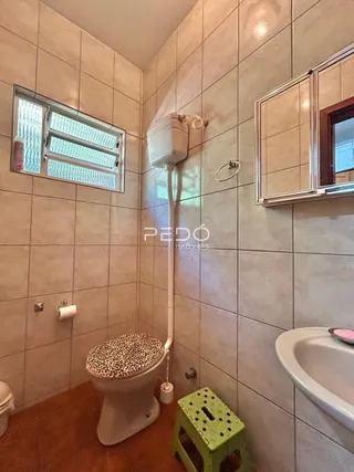 Foto de um banheiro com revestimento de cerâmica e piso de madeira.