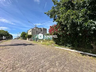 Vista da fachada de uma residência em Lajeado, Brasil, com paisagismo ao redor.