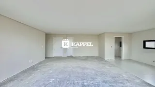Foto de um ambiente interno vazio com piso de concreto.