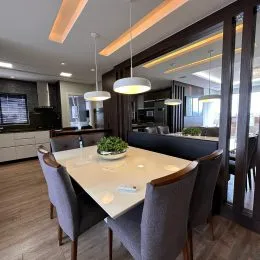 Foto de um ambiente interno com mesa de jantar e cadeiras.