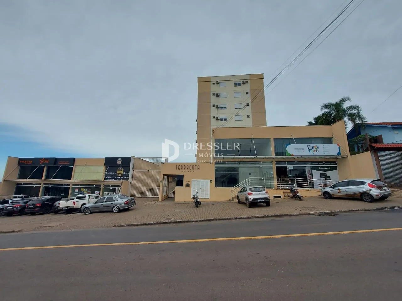 Vista da fachada de um edifício residencial ou comercial em Lajeado, Brasil.