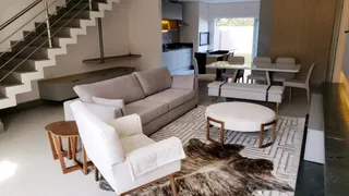 Sala de estar com sofá e poltrona em um ambiente interno.