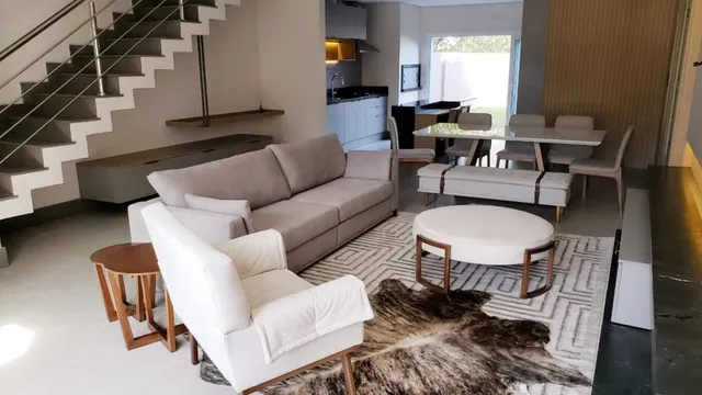 Sala de estar com sofá e poltrona em um ambiente interno.