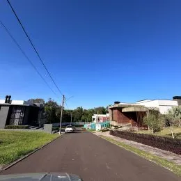 Vista da rua de acesso de uma propriedade em Lajeado, Brasil.