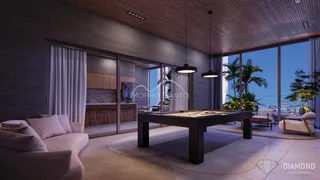Sala de estar ampla com mesa de jogo e acesso a área externa.