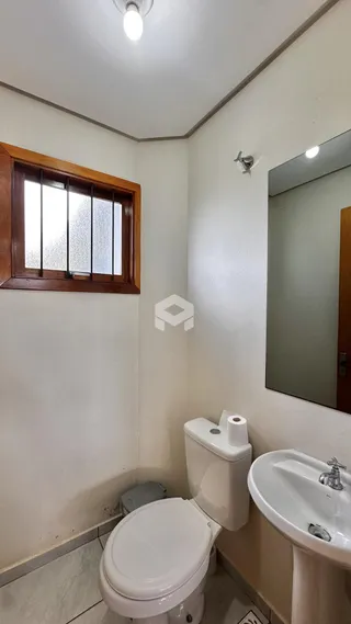 Foto de um banheiro interno com vaso sanitário e pia.