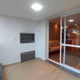 Ambiente interno com paredes brancas e piso claro.