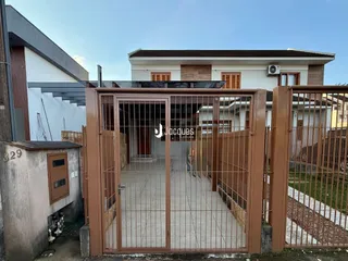 Vista da fachada de uma residência com portão de ferro na Lajeado, Brasil.