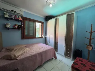 Quarto com cama e armários em um apartamento no Brasil.