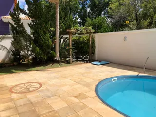 Foto da área externa com piscina e jardim de uma propriedade em Lajeado.