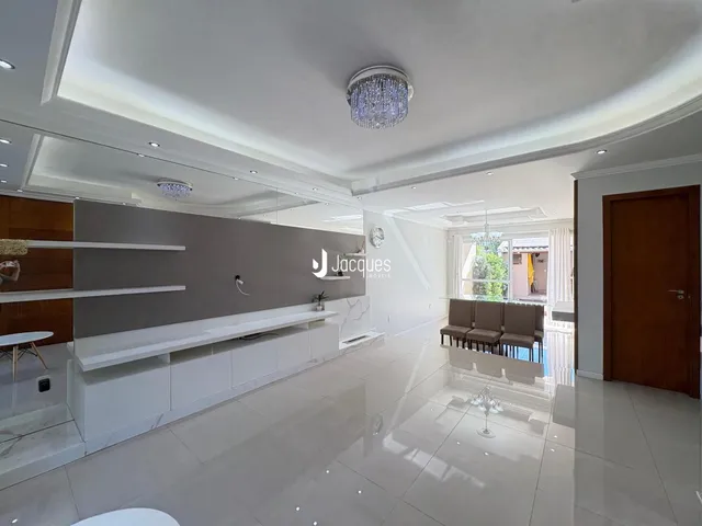 Sala de estar ampla com piso de porcelanato claro e decoração moderna.