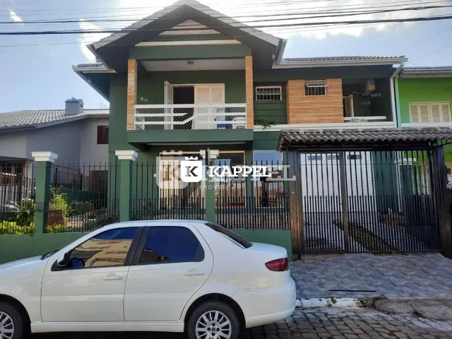 Fachada de uma casa residencial em Lajeado, Brasil, com portão e garagem.