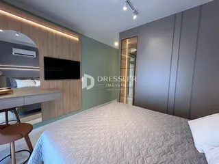Quarto moderno com cabeceira e painéis de madeira.