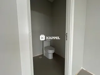 Uma foto de um banheiro mostrando um vaso sanitário.
