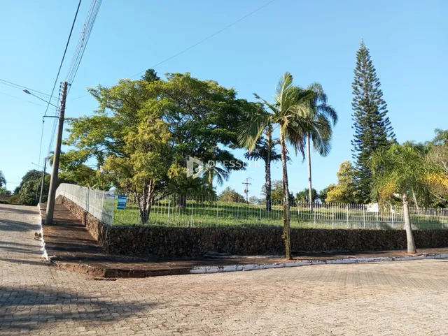 Vista externa da propriedade em Lajeado, Brasil, mostrando uma cerca e vegetação.