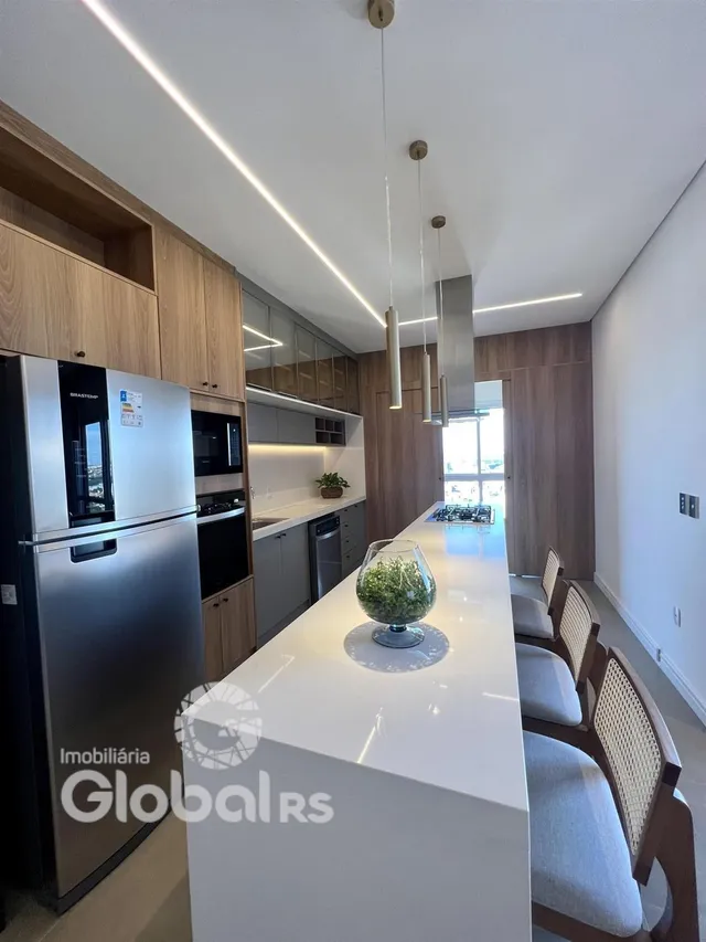 Cozinha moderna com armários de madeira e ilha branca.