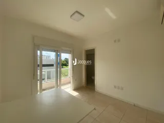 Interior de uma sala com porta de vidro.