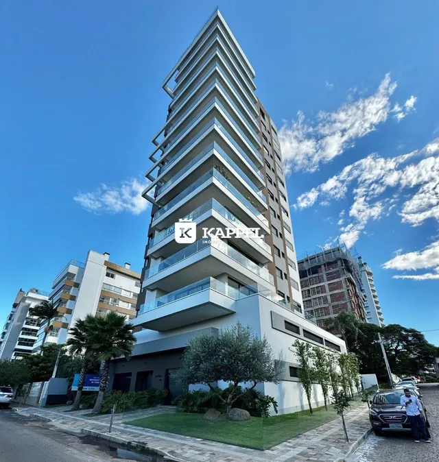 Fachada de um prédio residencial alto em Lajeado, Brasil, sob um céu azul.