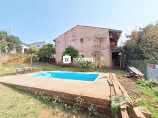 Foto da fachada de uma casa com piscina em Lajeado, Brasil.