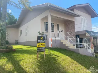 Fachada de uma casa residencial em Lajeado, Brasil, com gramado em frente.