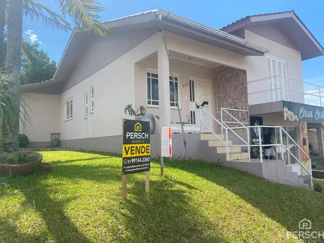 Fachada de uma casa residencial em Lajeado, Brasil, com gramado em frente.