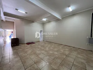 Imagem de um ambiente interno com piso de cerâmica e paredes claras.
