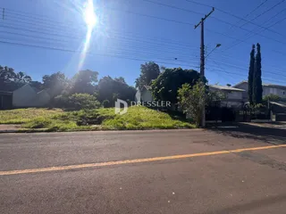 Vista externa de uma propriedade em Lajeado, Brasil, com vegetação e estrada no primeiro plano.