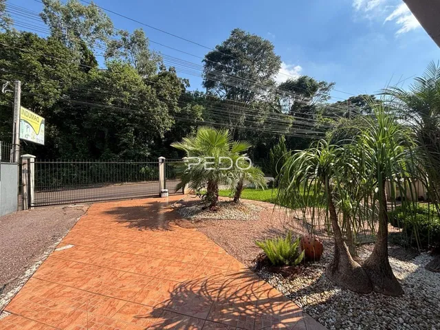 Vista da entrada e jardim de uma propriedade em Lajeado, Brasil.