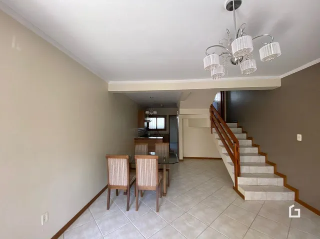 Hall com escadas em um imóvel residencial.