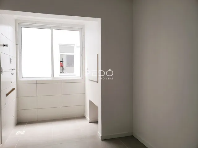 Vista interna de um corredor com porta e janela em uma residência.