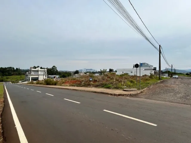 Vista de uma estrada asfaltada em Lajeado, Brasil.