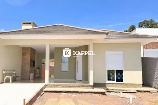 Fachada externa de uma residência em Lajeado, Brasil, mostrando a entrada principal.