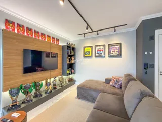 Sala de estar com sofá e decoração de parede em um imóvel no Brasil.