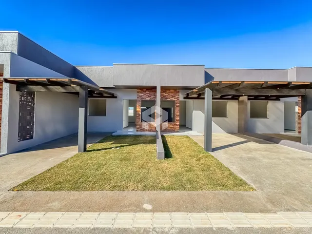 Exterior da fachada de uma casa em Lajeado, Brasil com área gramada.