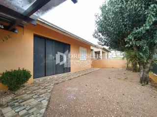 A fachada de uma residência em Lajeado, Brasil, com jardim na frente.