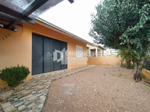 A fachada de uma residência em Lajeado, Brasil, com jardim na frente.