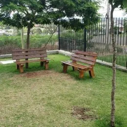 Foto de um gramado com um banco de madeira em uma propriedade em Lajeado.