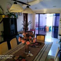 Foto de uma sala de estar com móveis escuros e uma porta de vidro.